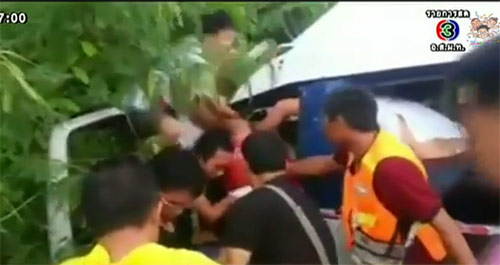 คลิปกู้ภัยช่วยชีวิตคนขับรถตู้ ชาวเน็ตตั้งคำถามอาจช่วยผิดวิธี