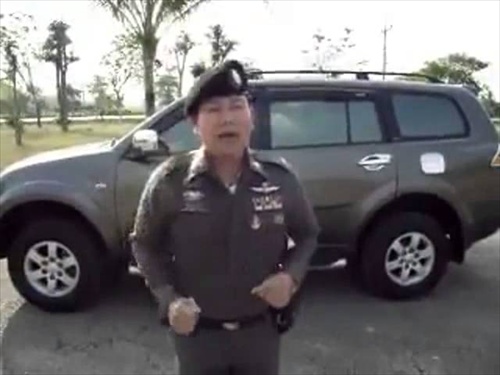 สุดฮา! ตร. พูดอีสานห่วงใยให้ใส่หมวก ก่อนโชว์มุกสุดฮาตอนจบคลิป